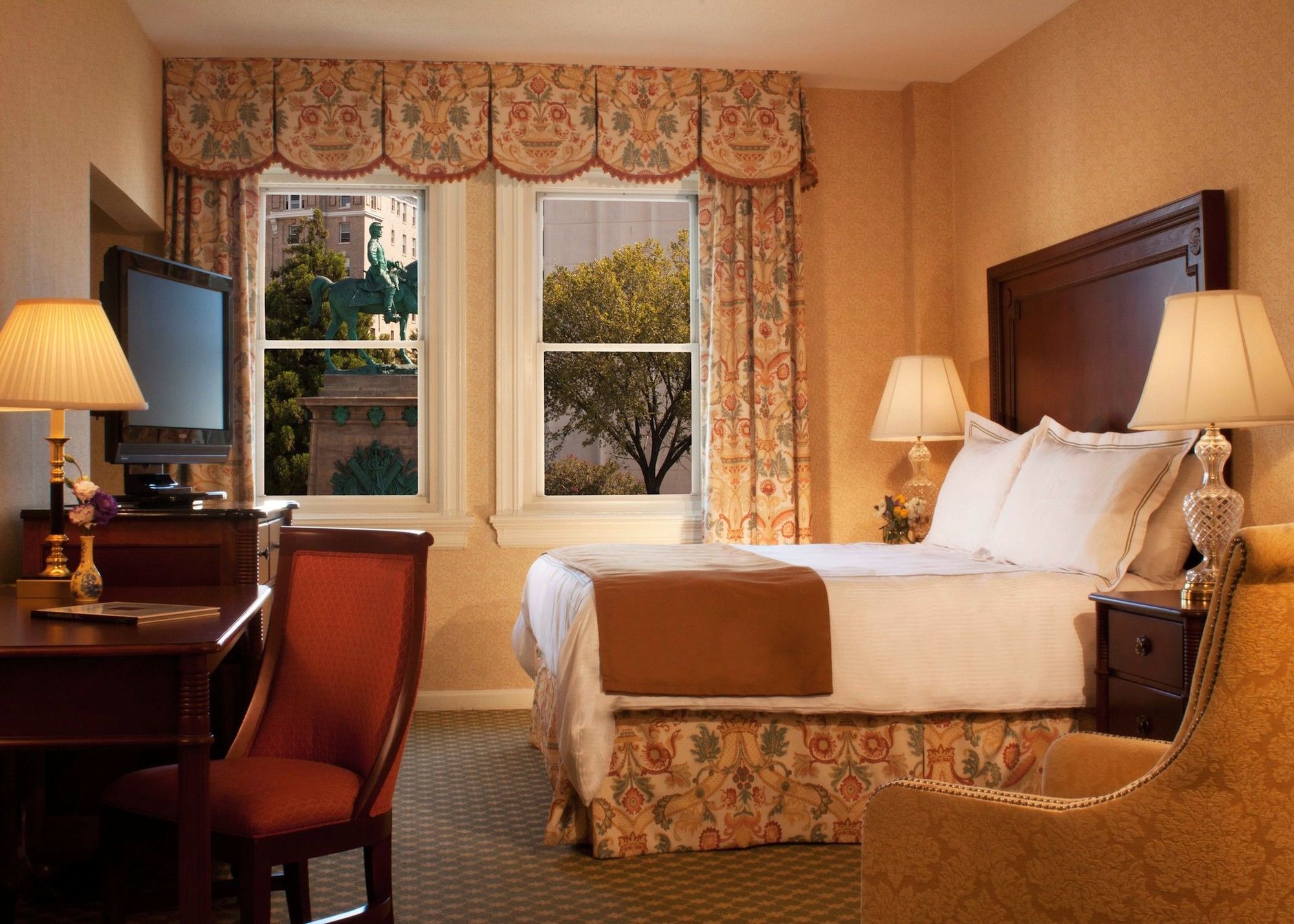 Hotel The Churchill Near Embassy Row 4*